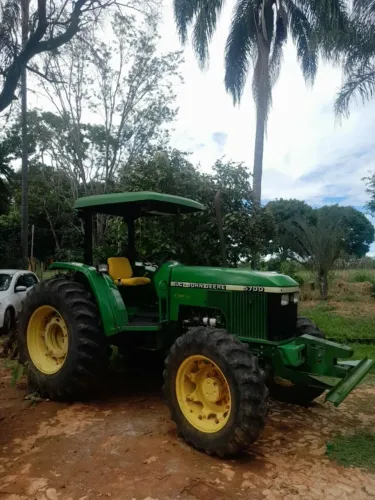 Trator John Deere 5700 4x4 muito novo