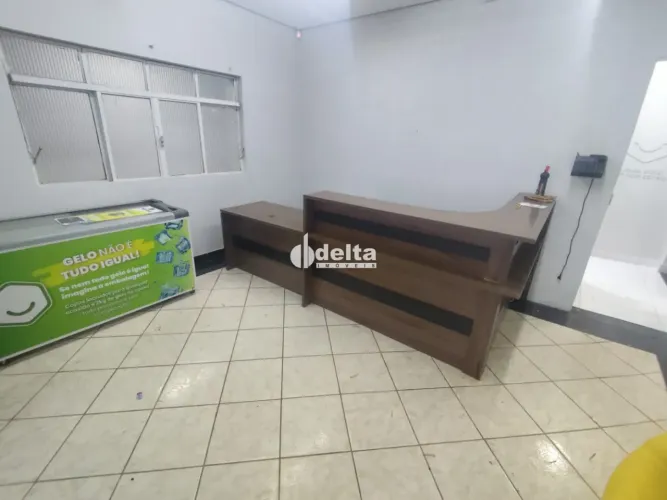 Casa comercial disponível para locação no bairro Martins em Uberlândia-MG