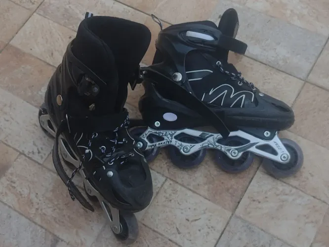 Vendo patins preto