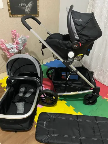 Carrinho Moisés Kiddo com bebê conforto