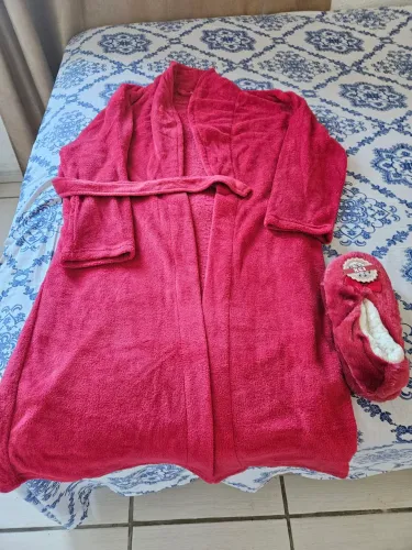 Vendo Roupão de Banho Manga Longa com Pantufa. R$ 50,00. Tel: *.