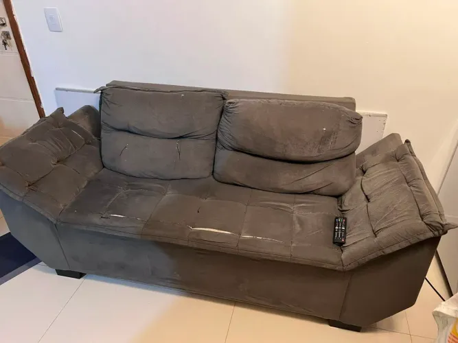 Sofá usado com poucas marcas de uso