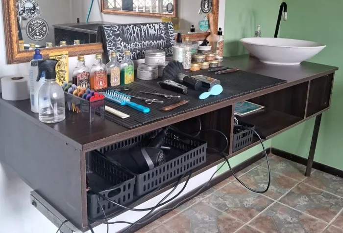 Bancada suspensa p Barbearia ou Salão 