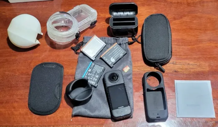 Câmera Insta360x3 Case de Mergulho Invisivel 50Mt 3Baterias e estojo, SDcard 256 Usada