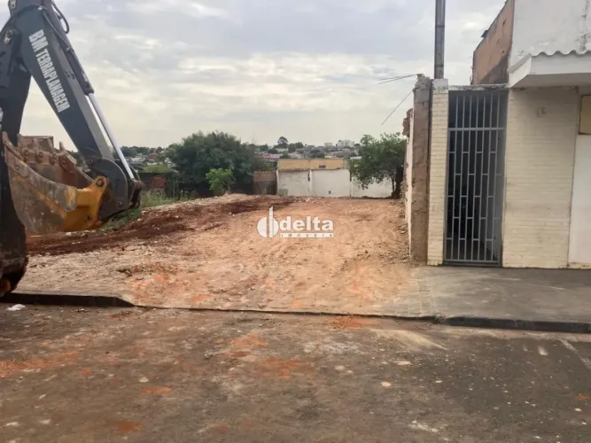 Terreno com 300 m² disponível para venda no bairro Osvaldo Rezende em Uberlândia-MG