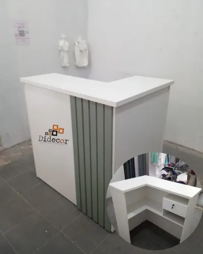 Balcão em L com detalhe ripado