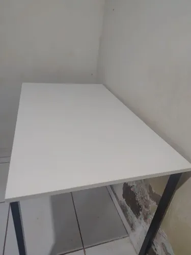 Mesa Home Office tamanho 100x60 Semi nova 1 mês de uso Madeira premium 