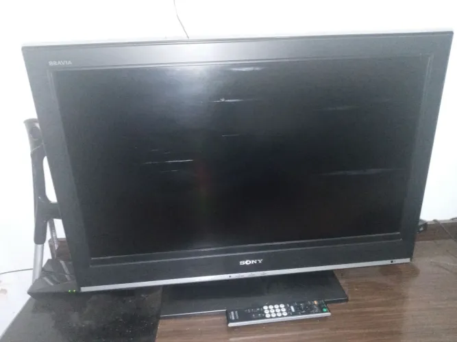Vendo TV para retirar peças