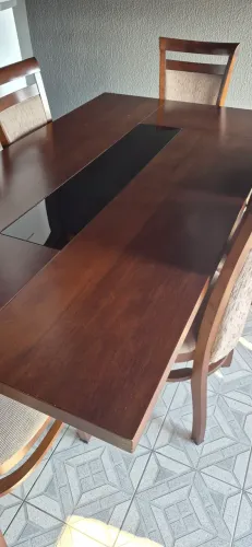 Mesa e cadeira em madeira 