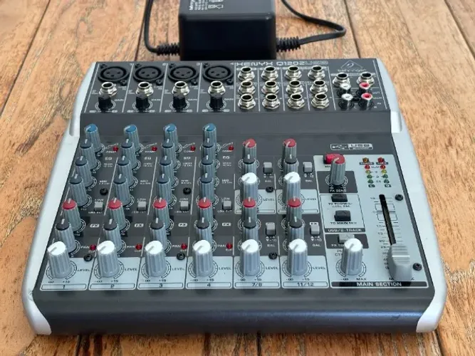 Mesa de Som (estado de nova) Behringer Xenyx Q1202USB 12 canais com interface USB