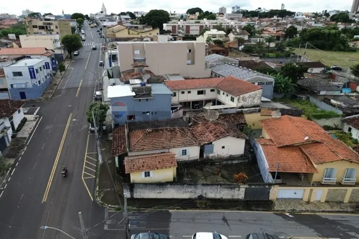 CASA DE ESQUINA À VENDA NO CENTRO DE ARAXÁ/MG RUA UBERABA