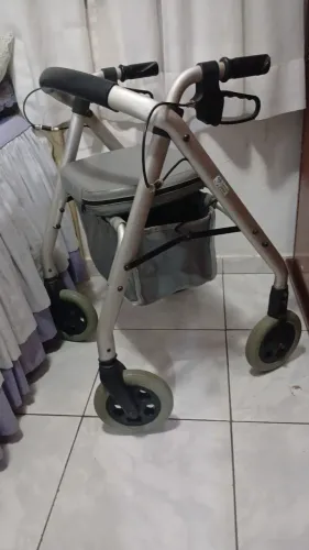 Cadeira e andador ortopédico