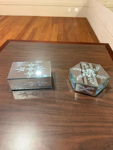 2 lindas caixas decorativas de vidro espelhadas