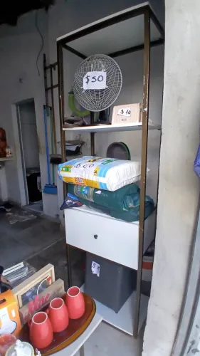 Arara de roupas com gavetão