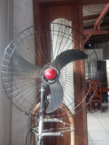 Vende se um vendedor de parede grande