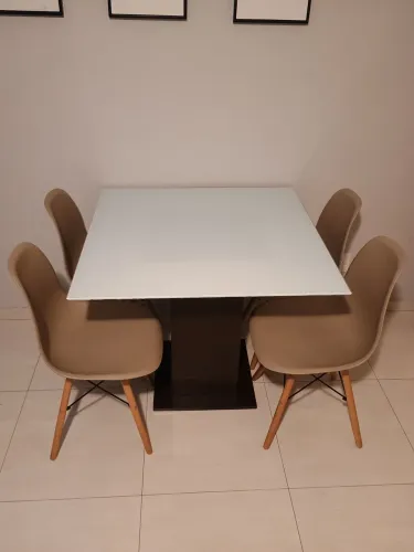 MESA COM 4 CADEIRAS