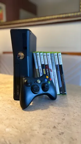 Xbox 360 Slim + controle + cabo + 8 Jogos