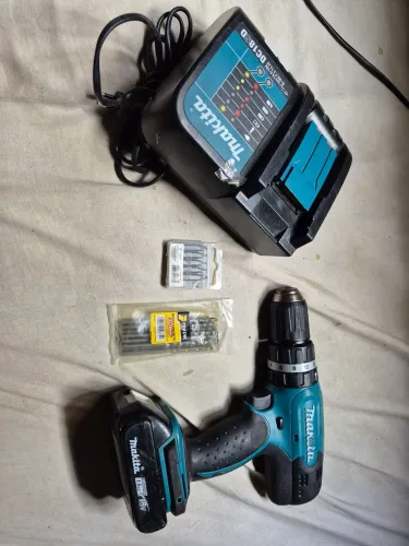 PARAFUSADEIRA MAKITA 18V COM CARREGADOR E BATERIA