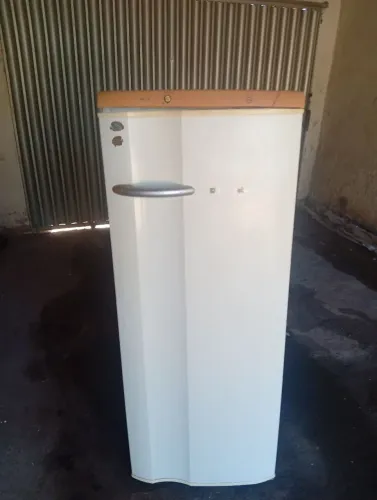 Geladeira Eletrolux 260 litros