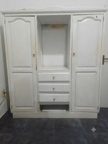 VENDO UM GUARDA ROUPA DE MADEIRA