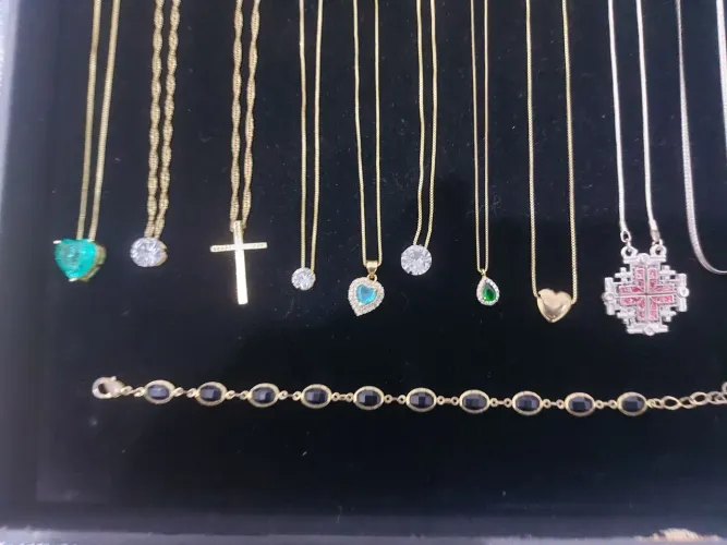 10 correntes (semijoias) 1 pulseira e a caixa