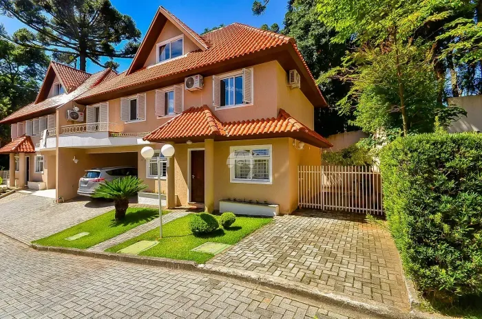 EXCELENTE SOBRADO TRIPLEX EM CONDOMÍNIO FECHADO NA NILO PEÇANHA