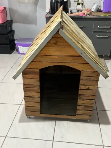 Vendo casinha de cachorro feita em madeira, espaçosa. Ideal para cães de porte médio.