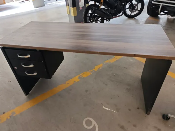 Mesa de Escritório Com Gavetas