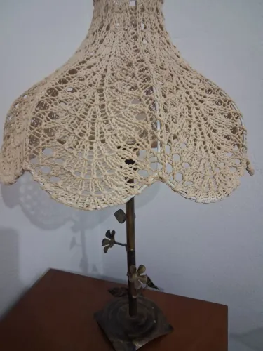 Abatjour de metal com flores