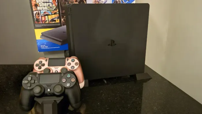 PlayStation 4 Slim 1TB Mega Pack - Usado, em Ótimo Estado