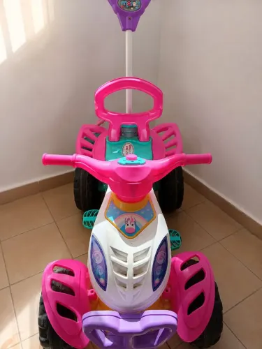 Carrinho de passeio com pedal e empurrador