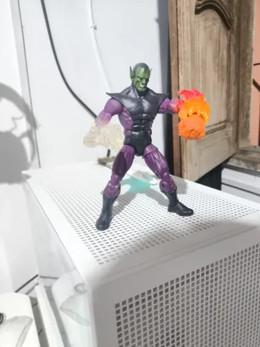 Marvel legends super skrull BAF