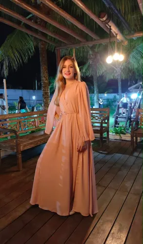 Vestido Longo Nude Elegante com Fenda e Forro em Cetim - Tam P
