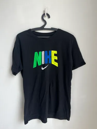 Camiseta Nike Sportswear 3D Color Preta
