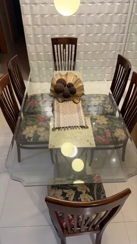 Mesa de Jantar com tampo de vidro para 6 lugares