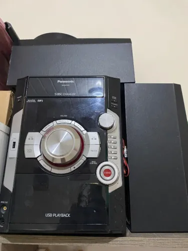 Caixa de som com dois alto falante da Panasonic.