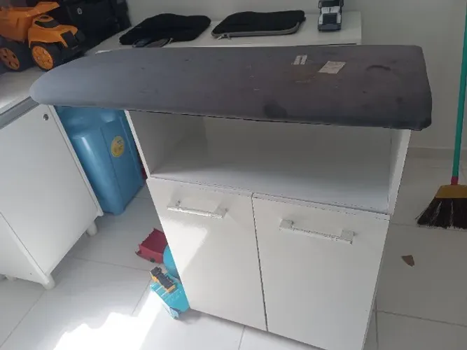 Vendo tábua de passar com armário 200,00