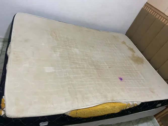 Cama casal  com base e colchão 