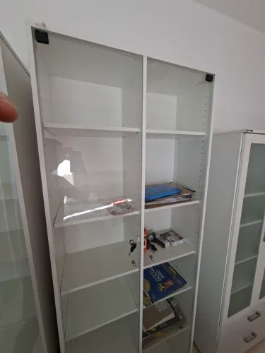 Estante Burohaus, com portas de vidro