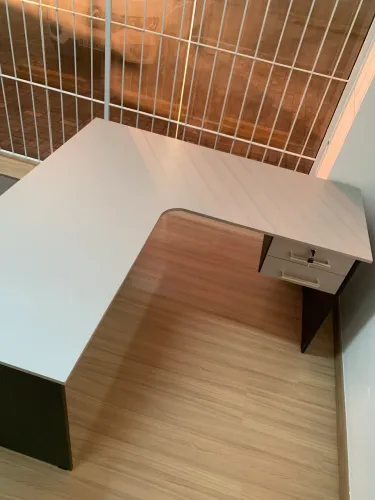Mesa de escritório com 2 gavetas com chave