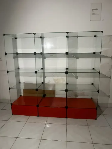 Vitrine de Vidro Modular com Base Vermelha - Ótimo Estado