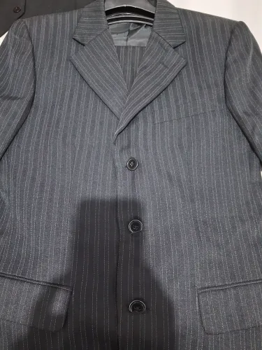Vendo um lindo terno , estilo italiano risca de giz.