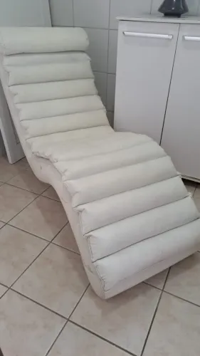 Linda Chaise em Couro Branco