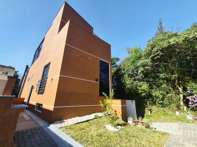Casa 3 suítes para locação em condomínio fechado no Santa Cândida por R$ 7.100 + Taxas