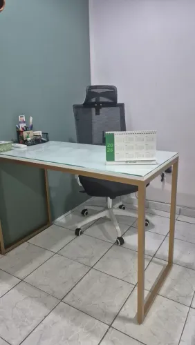 Mesa e aparador prateleira em metalin e vidro