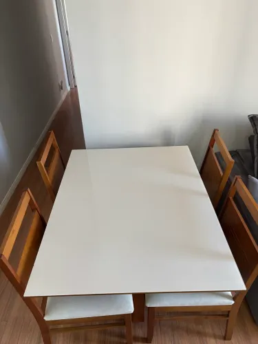 Mesa com 4 cadeiras