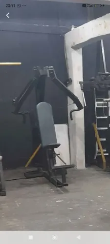 Aparelho de academia para treinar peito
