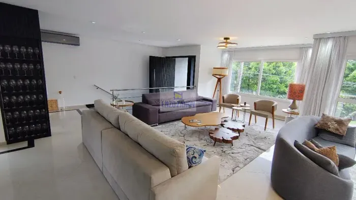 Sobrado mobiliado com móveis, utensílios domésticos, itens de decoração, com 4 suítes, sal