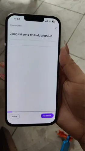 iPhone 13 Pro Max com adesivo 17 Pro Max