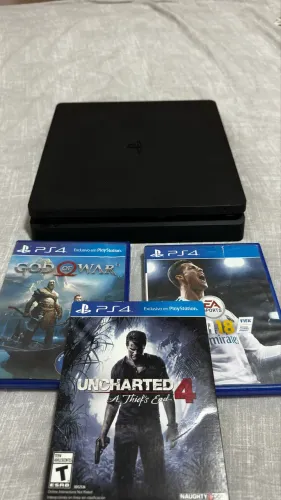PS4 Slim 500GB + 2 Controles + God of War, FIFA 18 e Uncharted 4
